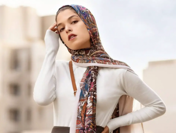 Hijab segi empat dengan aksen tali pengikat di samping